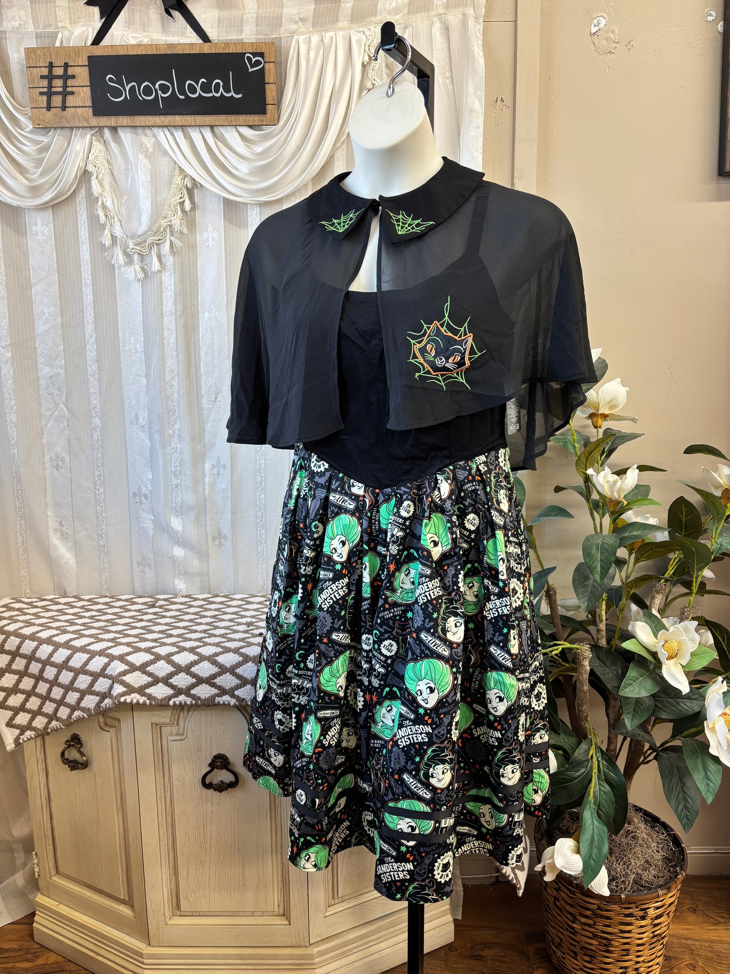 Disney Sanderson Sisters Skirt with Sheer Capelet – Size Large
